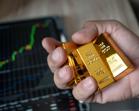 أسعار الذهب ترتفع عالمياً بسبب توترات جرينلاند وضعف الدولار