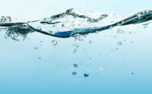 What are the rights of a water service user in Saudi Arabia when service is suspended due to non-payment?