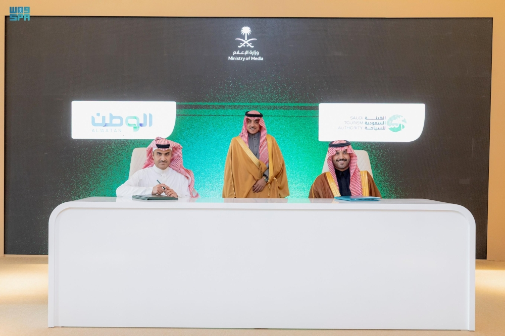 وزير الإعلام يرعى اتفاقيات تطوير المؤسسات الصحفية في السعودية