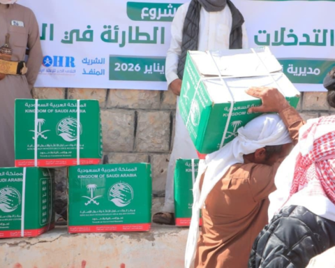 مركز الملك سلمان يوزع 2700 سلة غذائية في حضرموت لدعم اليمن