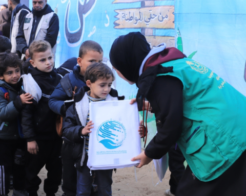 السعودية توزع ملابس شتوية على طلاب غزة عبر مركز الملك سلمان