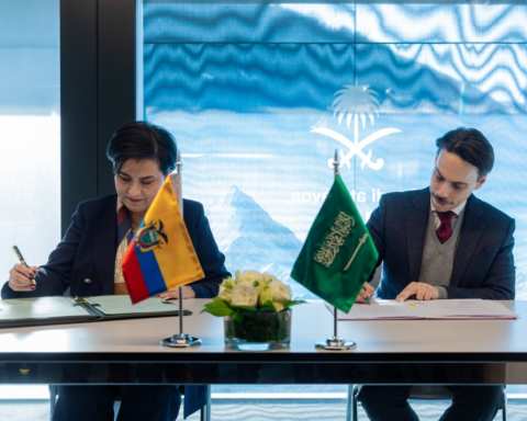 السعودية والإكوادور توقعان اتفاقية تعاون في دافوس 2026