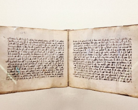 مصحف كوفي نادر في متحف القرآن الكريم بحي حراء الثقافي