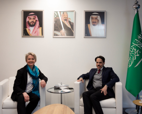 وزير الخارجية السعودي يبحث مستجدات المنطقة مع نظيرته البريطانية