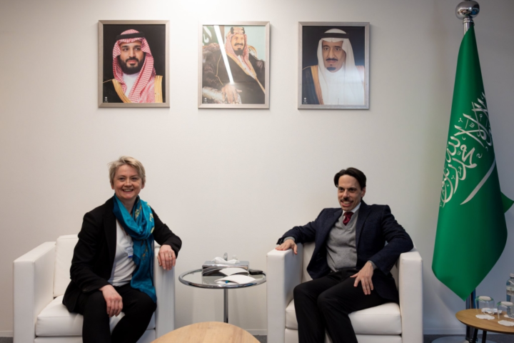 وزير الخارجية السعودي يبحث مستجدات المنطقة مع نظيرته البريطانية