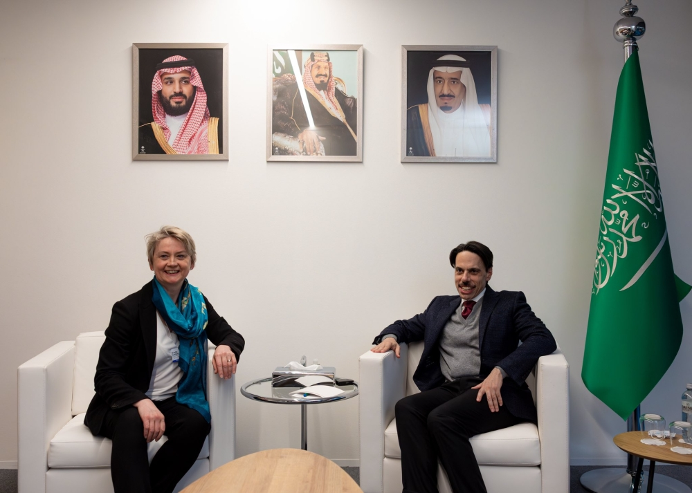 وزير الخارجية السعودي يبحث مستجدات المنطقة مع نظيرته البريطانية
