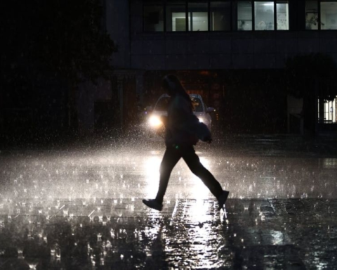 عاصفة اليونان: مصرع عنصر خفر سواحل وإغلاق المدارس بأثينا