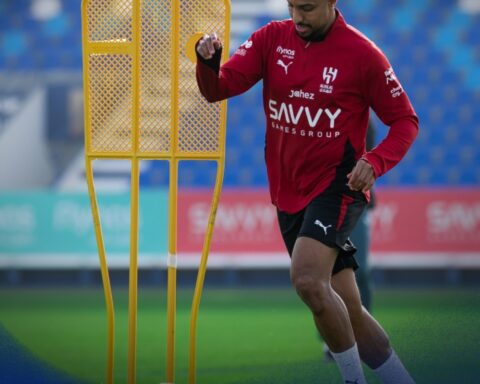 تطورات إصابة سالم الدوسري قبل مباراة الهلال والفيحاء