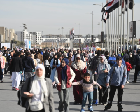 الشؤون الإسلامية توزع 50 ألف مصحف بمعرض القاهرة للكتاب 2026