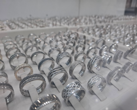 أسعار الفضة تقفز لمستويات قياسية.. هل أصبحت بديل الذهب؟