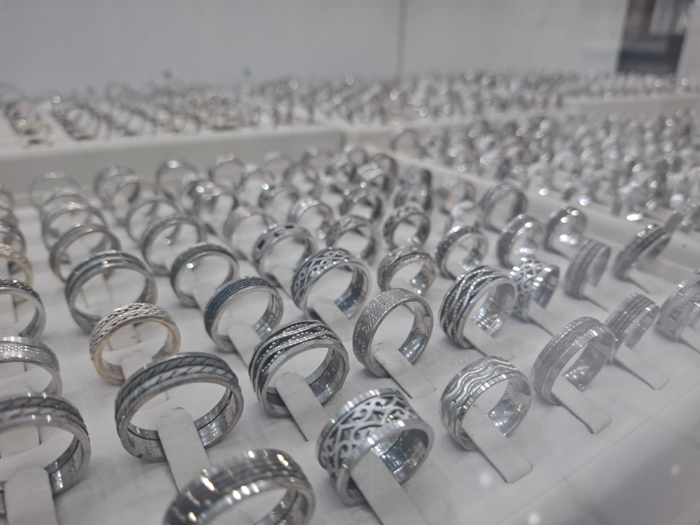 أسعار الفضة تقفز لمستويات قياسية.. هل أصبحت بديل الذهب؟