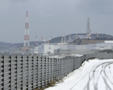 توقف أكبر محطة نووية باليابان بعد ساعات من تشغيلها