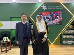 إقبال دولي على جناح مركز الملك عبدالعزيز بمعرض القاهرة للكتاب