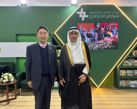 إقبال دولي على جناح مركز الملك عبدالعزيز بمعرض القاهرة للكتاب