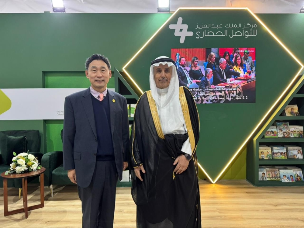 إقبال دولي على جناح مركز الملك عبدالعزيز بمعرض القاهرة للكتاب