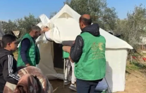 مركز الملك سلمان للإغاثة يغيث عائلة نازحة في غزة ويوفر المأوى