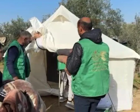 مركز الملك سلمان للإغاثة يغيث عائلة نازحة في غزة ويوفر المأوى