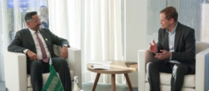 وزير الصناعة يبحث توطين التقنية والاستثمار في دافوس 2026