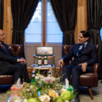 وزير الخارجية السعودي يلتقي مفوض اللاجئين في دافوس 2026