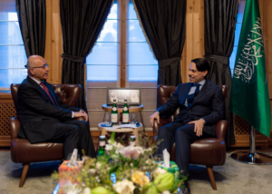 وزير الخارجية السعودي يلتقي مفوض اللاجئين في دافوس 2026