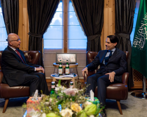 وزير الخارجية السعودي يلتقي مفوض اللاجئين في دافوس 2026