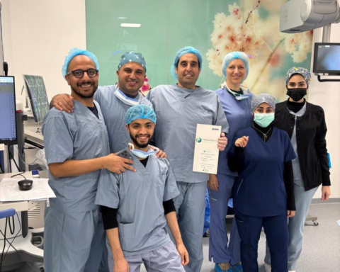 أول عملية لعلاج الجلوكوما بتقنية المايكرو شنت في الرياض