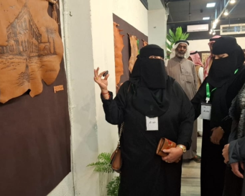 22 فنانة يبدعن في معرض الرسم على الجلود بالأحساء