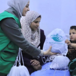 مركز الملك سلمان يوزع ملابس شتوية في مستشفيات غزة