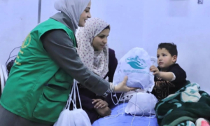 مركز الملك سلمان يوزع ملابس شتوية في مستشفيات غزة