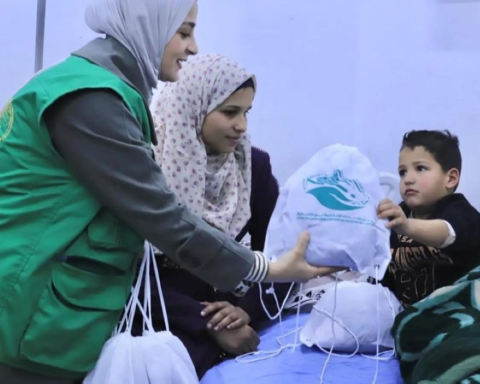 مركز الملك سلمان يوزع ملابس شتوية في مستشفيات غزة