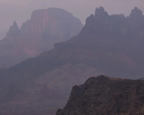 أمطار تبوك اليوم: سيول وبرد وتوقعات الأرصاد للمناطق السعودية