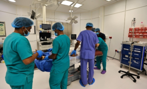 تدخل طبي سعودي ينقذ حياة مسن في سقطرى عبر البرنامج السعودي