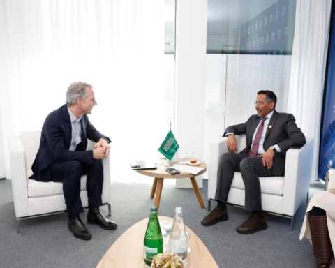 وزير الصناعة يبحث في دافوس شراكات استراتيجية مع قادة عالميين