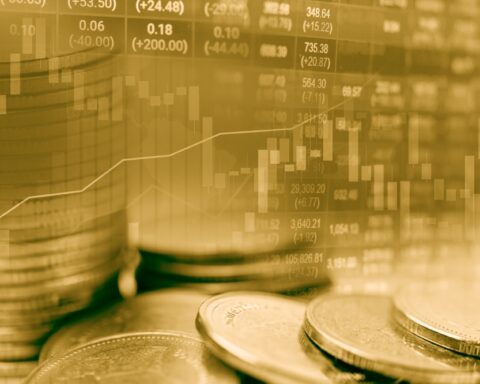 أسعار الذهب تلامس 5 آلاف للأوقية: قفزة تاريخية وتوقعات السوق