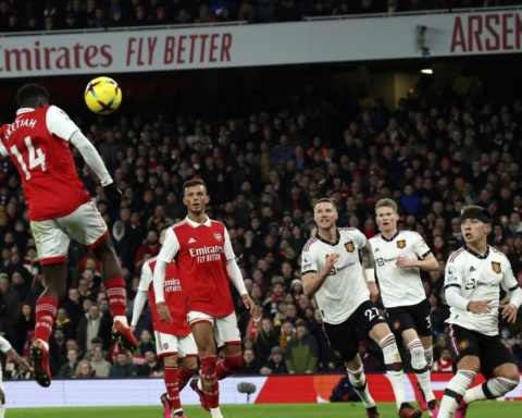 أرسنال ضد مانشستر يونايتد: قمة الدوري الإنجليزي واختبار الصدارة