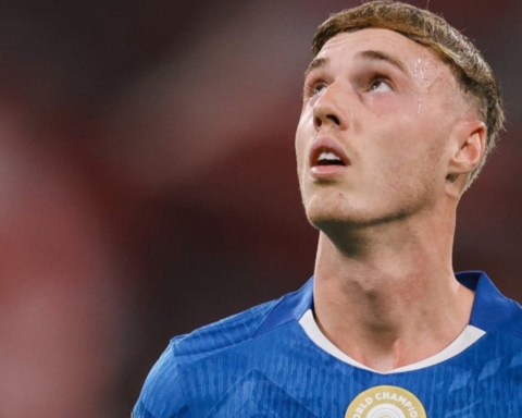 روسينيور يؤكد سعادة كول بالمر في تشلسي وينفي شائعات الحنين لمانشستر