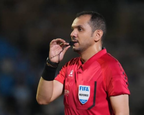 حكام مباريات اليوم في دوري روشن: الهويش للاتفاق والسماعيل للأهلي