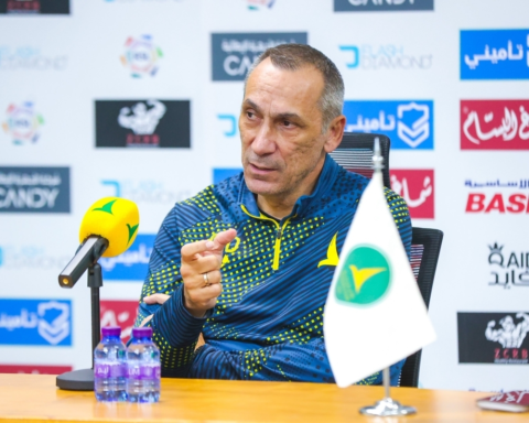 غضب دونيس من التحكيم في مباراة الخليج والشباب بدوري روشن