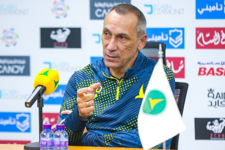 غضب دونيس من التحكيم في مباراة الخليج والشباب بدوري روشن