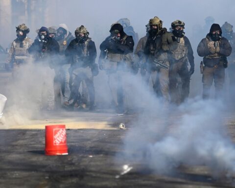 ترامب يتهم حاكم مينيسوتا بالتمرد.. تفاصيل الصدام وتدخل الفيدراليين