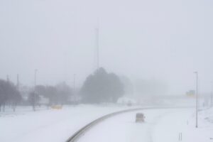 عاصفة شتوية تضرب أمريكا: طوارئ بـ 16 ولاية وشلل بالطيران