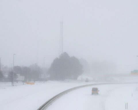 عاصفة شتوية تضرب أمريكا: طوارئ بـ 16 ولاية وشلل بالطيران