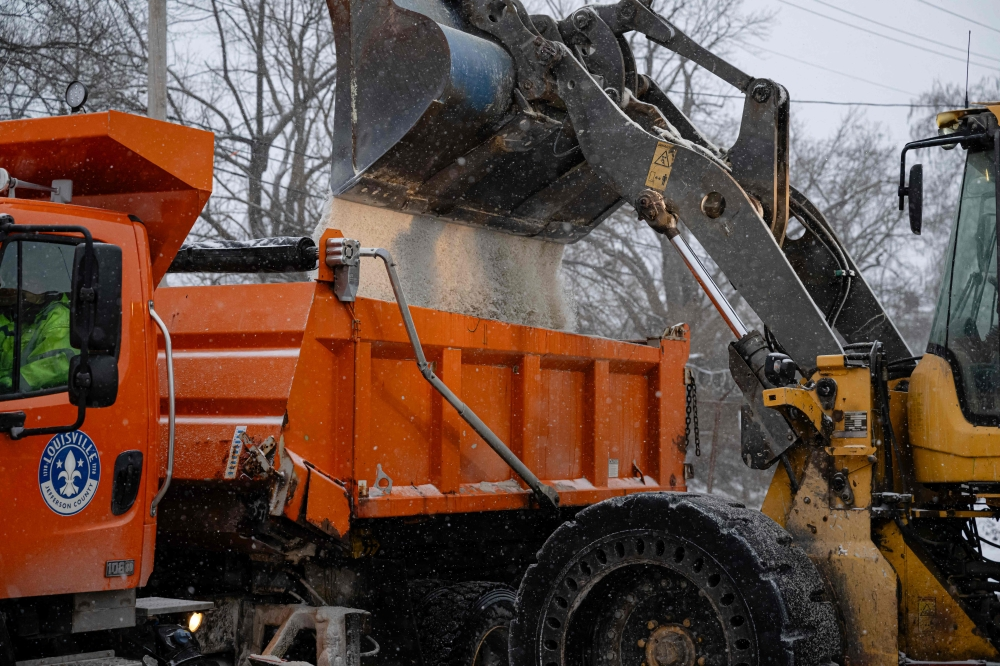 ترامب يعلن الطوارئ في 10 ولايات بسبب عاصفة شتوية