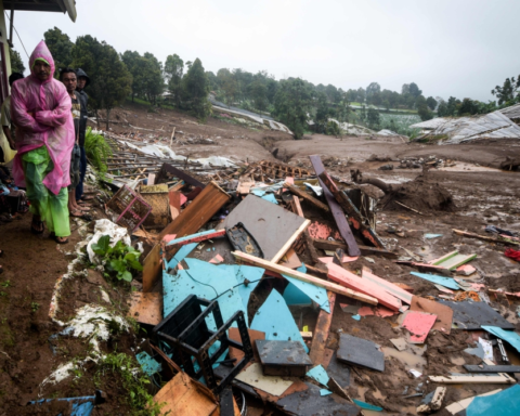 انهيار أرضي في إندونيسيا: البحث عن 80 مفقودًا وارتفاع الضحايا