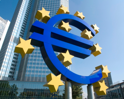 بولندا تؤجل الانضمام لمنطقة اليورو وتتمسك بالزلوتي