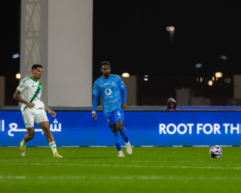 جدل تحكيمي في مباراة الأهلي ونيوم بدوري روشن السعودي