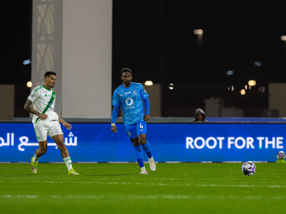 جدل تحكيمي في مباراة الأهلي ونيوم بدوري روشن السعودي