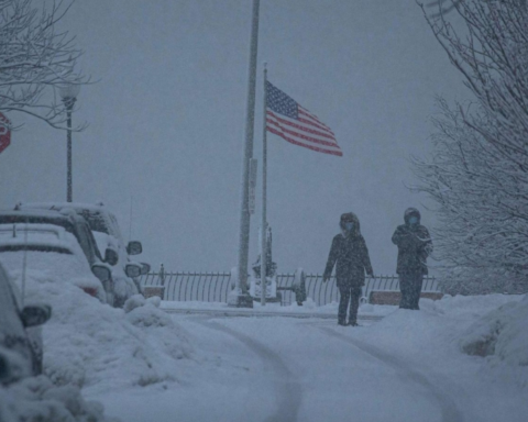 عاصفة شتوية بأمريكا: انقطاع الكهرباء عن 600 ألف وتوقف الطيران