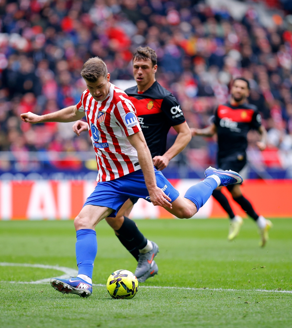 أتلتيكو مدريد يهزم مايوركا ويقترب من حسم مقعد دوري الأبطال