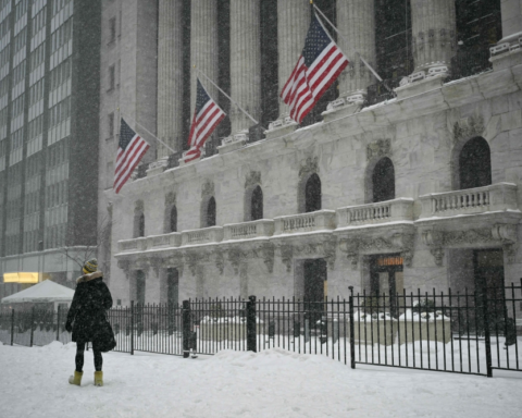 عاصفة قطبية تضرب أمريكا وتسبب انقطاع الكهرباء وآلاف الإلغاءات